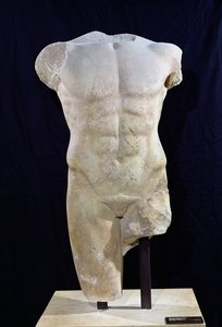 Miletus的男性躯干，公元前480年（大理石）